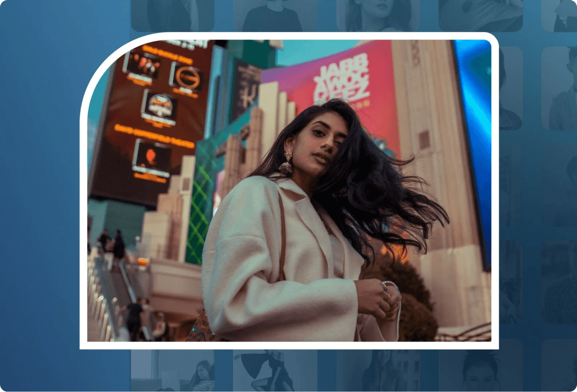 Influencer with blue box